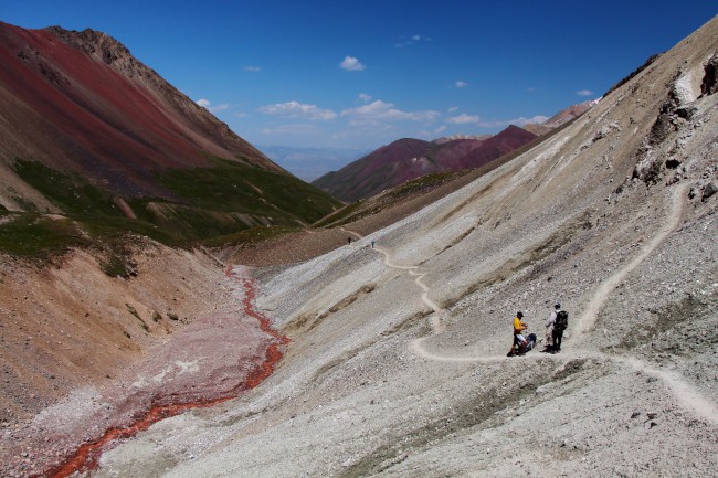 Sestup přes Sedlo poutníků do základního tábora Achik-Tash, Kyrgyzstán