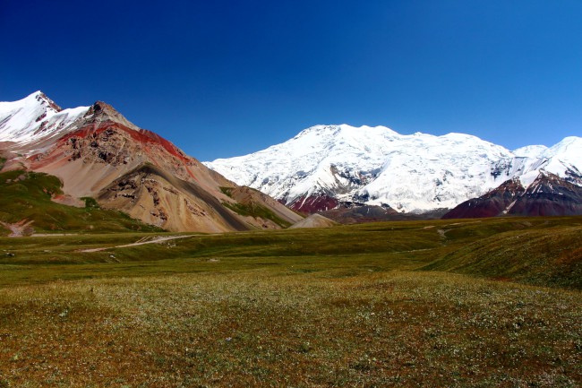 Sestup přes Sedlo poutníků do základního tábora Achik-Tash, Kyrgyzstán