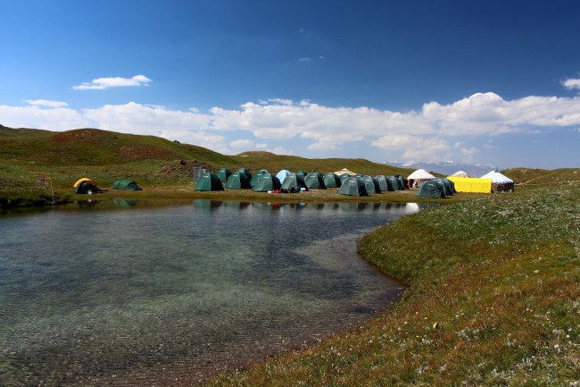 Sestup přes Sedlo poutníků do základního tábora Achik-Tash, Kyrgyzstán