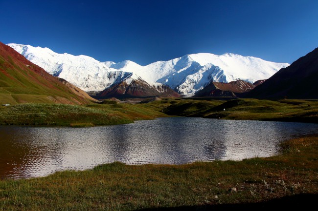 Sestup přes Sedlo poutníků do základního tábora Achik-Tash, Kyrgyzstán