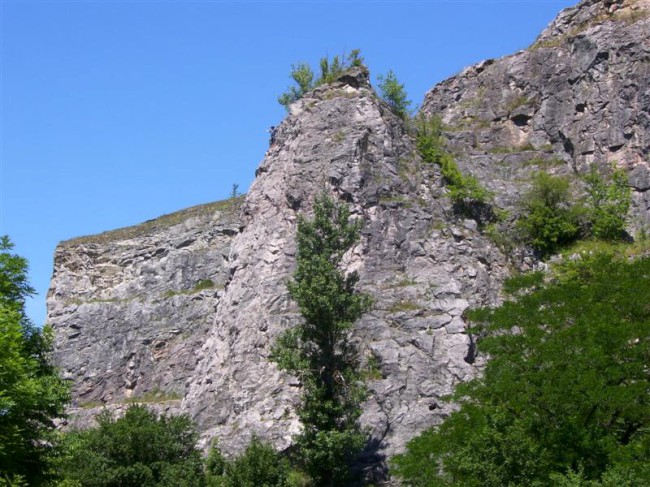 Lezení na skalách ve vápencovém lomu Mořina, Alkazar, Srbsko