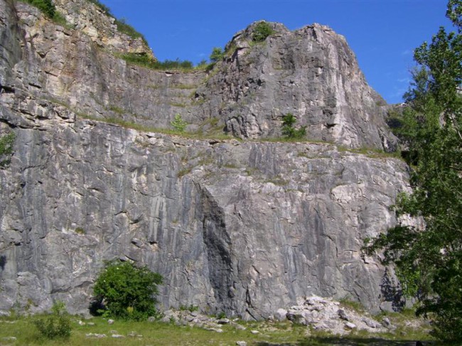 Lezení na skalách ve vápencovém lomu Mořina, Alkazar, Srbsko