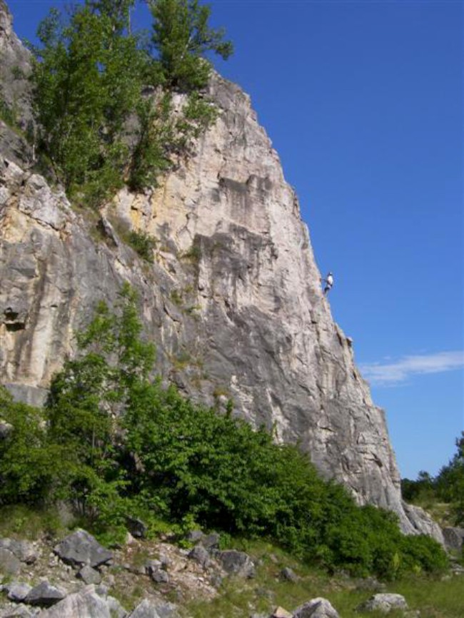 Lezení na skalách ve vápencovém lomu Mořina, Alkazar, Srbsko