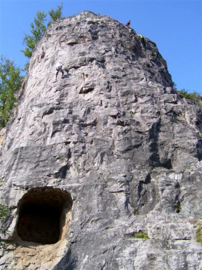 Lezení na skalách ve vápencovém lomu Mořina, Alkazar, Srbsko