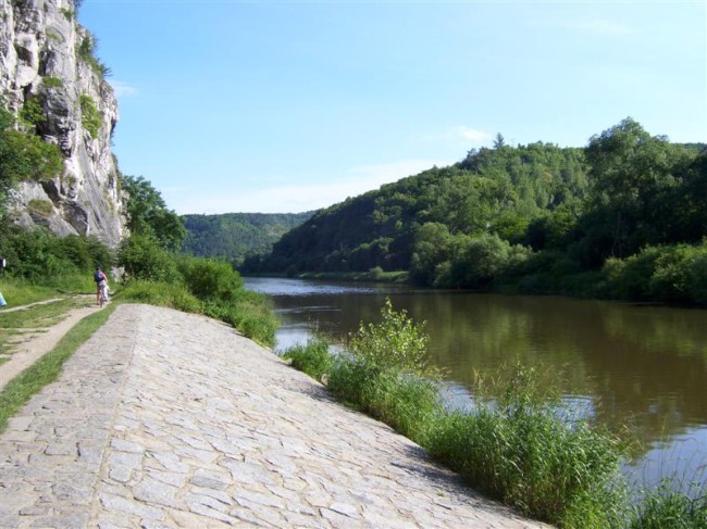 Lezení na skalách ve vápencovém lomu Mořina, Alkazar, Srbsko