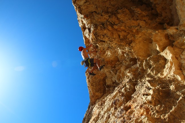 Lezení v oblasti Għar Lapsi, ostrov Malta