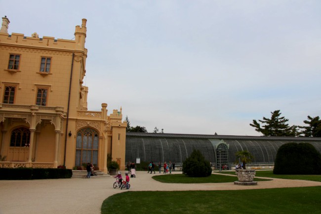 Zámek Lednice, zámecky park, Minaret, rozhledna, Pálava, Jižní Morava