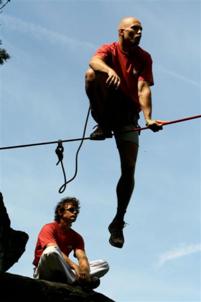 Highline mezi pískovcovými věžemi, Petzl Slackline Trip, Ostrov