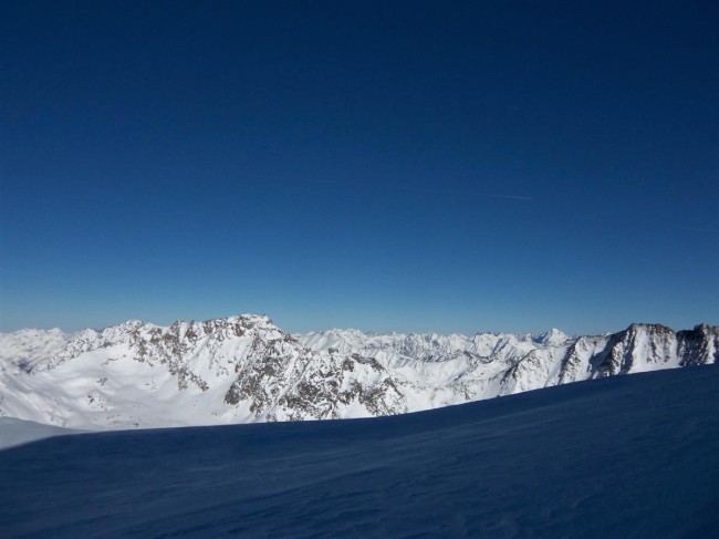 Sestup od Wildspitze přes Mitterkarjoch (3468 m) dolů do Ventu, Skialpy, Öetztálské Alpy, Tyrolsko