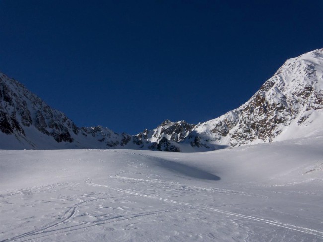 Sestup od Wildspitze přes Mitterkarjoch (3468 m) dolů do Ventu, Skialpy, Öetztálské Alpy, Tyrolsko