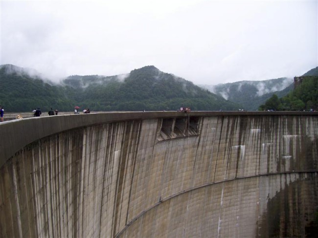 Přehrada Lacul Vidraru nedaleko drákulova hradu Poienari, Jižní Rumunsko, Transylvánie