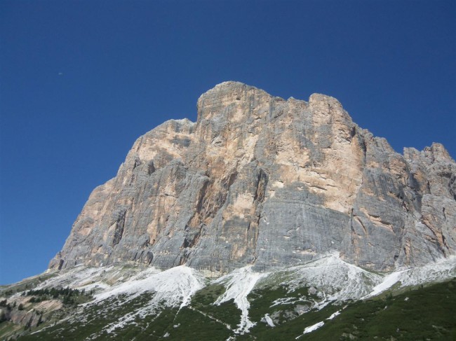 Track okolo vrcholu Tofana di Rozes přes Passo Falzarego (2106 m), Cortina d'Ampezzo, Severní Itálie, Dolomity, Alpy