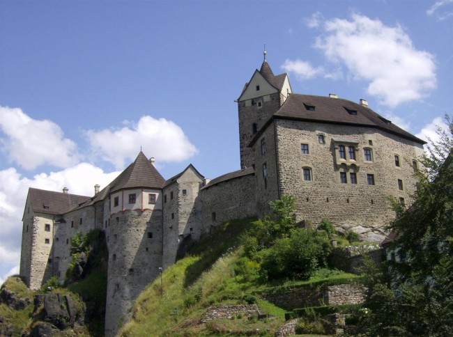 Goticko-románksý hrad Loket tyčící na řekou Ohří, Slavkovský les, Doupovské hory