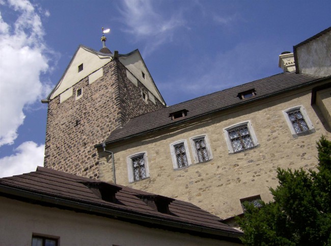 Goticko-románksý hrad Loket tyčící na řekou Ohří, Slavkovský les, Doupovské hory