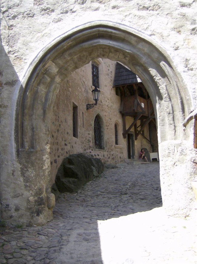 Goticko-románksý hrad Loket tyčící na řekou Ohří, Slavkovský les, Doupovské hory