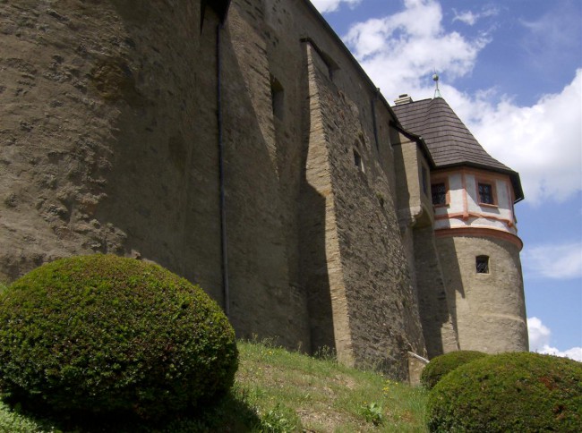 Goticko-románksý hrad Loket tyčící na řekou Ohří, Slavkovský les, Doupovské hory