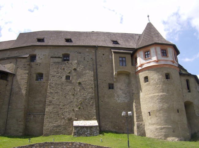 Goticko-románksý hrad Loket tyčící na řekou Ohří, Slavkovský les, Doupovské hory
