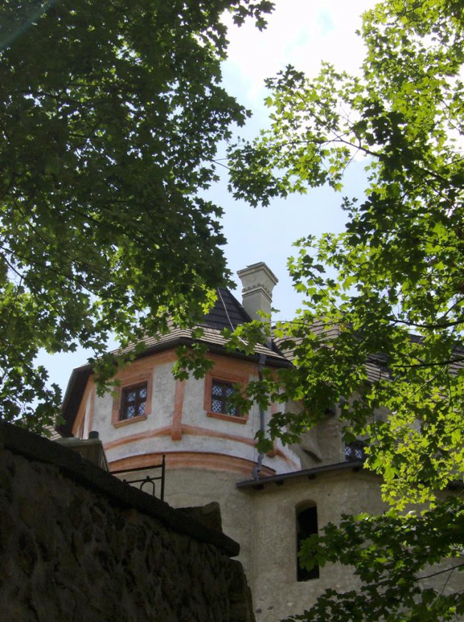 Goticko-románksý hrad Loket tyčící na řekou Ohří, Slavkovský les, Doupovské hory