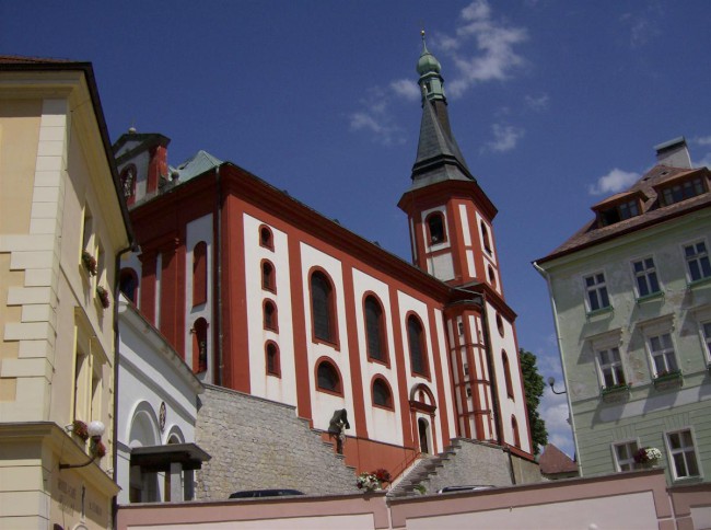 Goticko-románksý hrad Loket tyčící na řekou Ohří, Slavkovský les, Doupovské hory