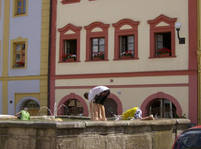 Goticko-románksý hrad Loket tyčící na řekou Ohří, Slavkovský les, Doupovské hory