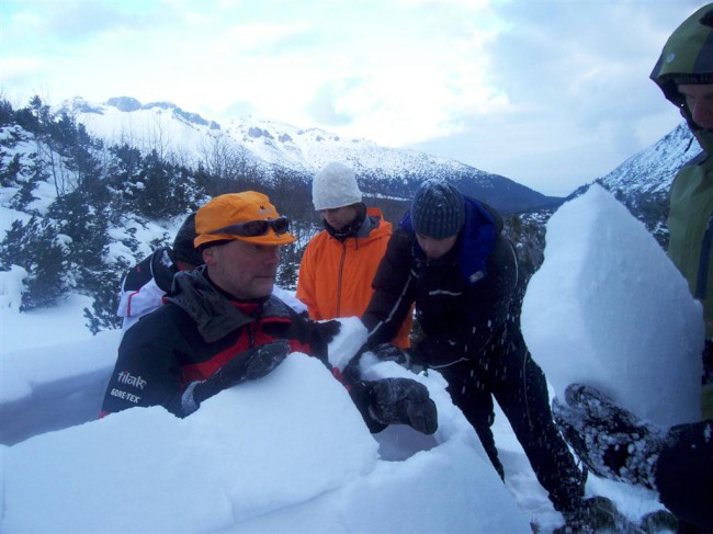 Stavba bivaku, nouzové přenocování, eskymácké iglů, Vysoké Tatry, kurz horského průvodce