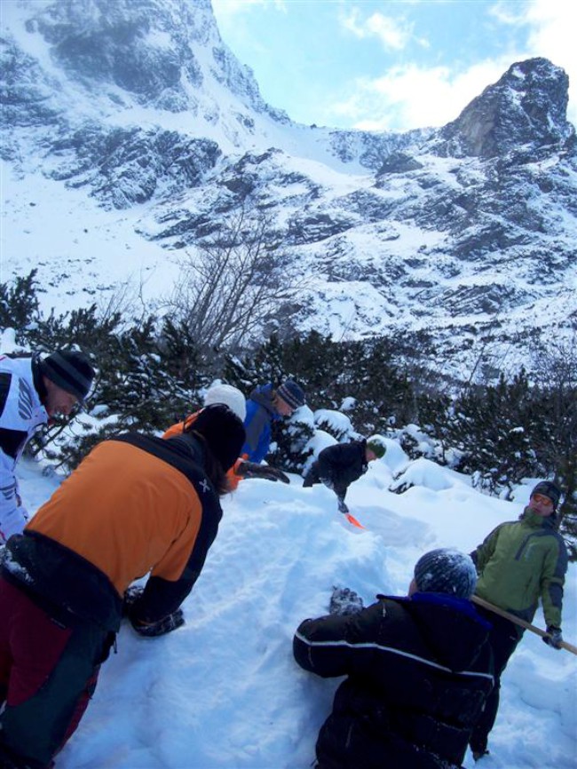 Stavba bivaku, nouzové přenocování, eskymácké iglů, Vysoké Tatry, kurz horského průvodce
