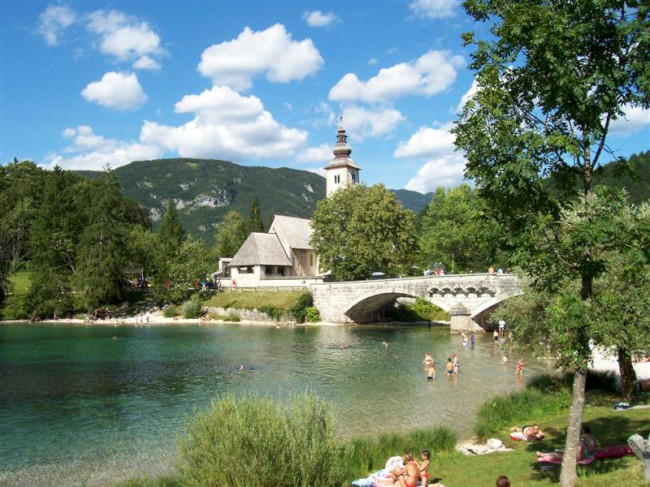 Julské alpy, Bohinjske jezero, Ribčev laz, kostel sv. Jana křtitele, Slovinsko