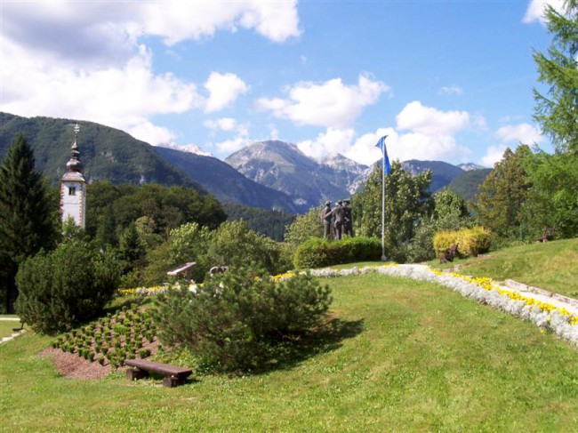 Julské alpy, Bohinjske jezero, Ribčev laz, kostel sv. Jana křtitele, Slovinsko