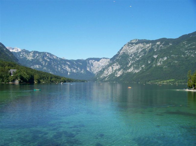 Julské alpy, Bohinjske jezero, Ribčev laz, kostel sv. Jana křtitele, Slovinsko