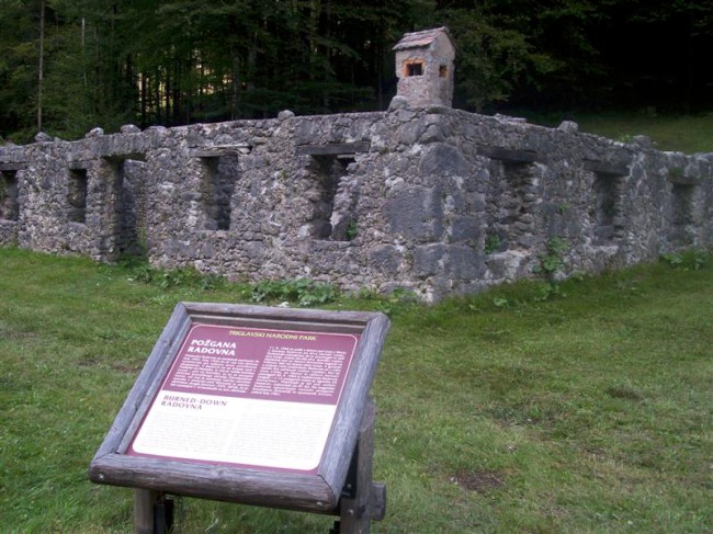 Vypálená vesnice Radovna, Triglavký národní park, Slovinsko