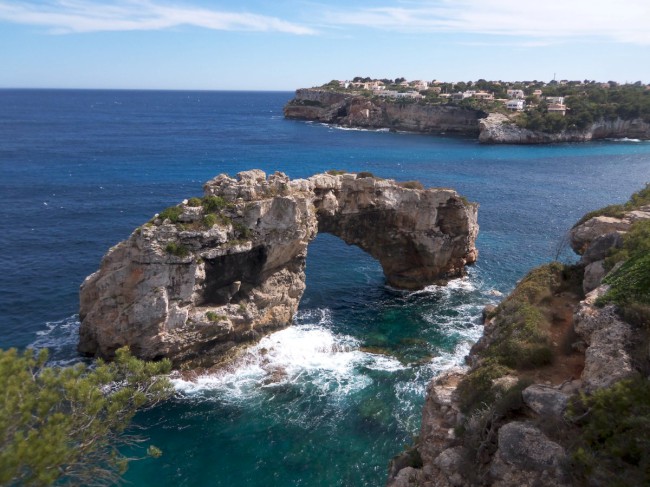 Lezení na skalní oblouk Es Pontas v Cala Santanyí, Mallorca, Baleárské ostrovy, Španělsko