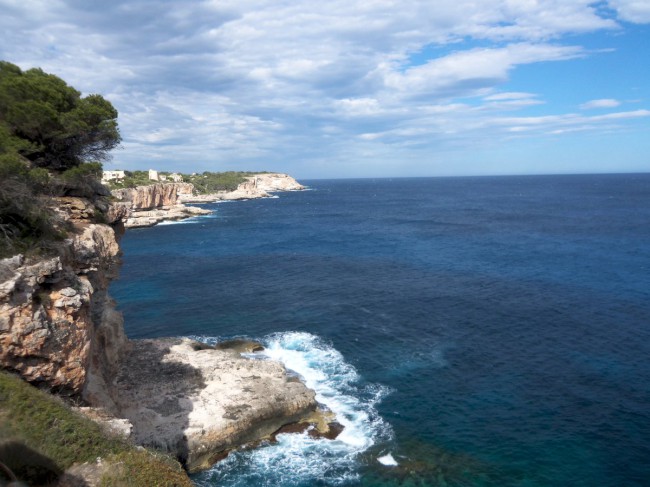 Lezení na skalní oblouk Es Pontas v Cala Santanyí, Mallorca, Baleárské ostrovy, Španělsko