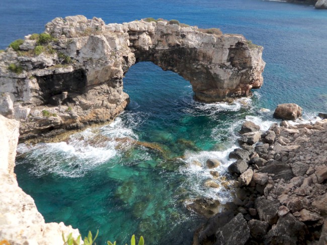 Lezení na skalní oblouk Es Pontas v Cala Santanyí, Mallorca, Baleárské ostrovy, Španělsko