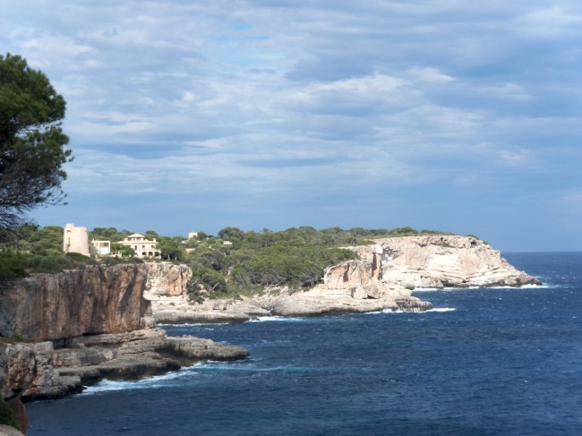 Lezení na skalní oblouk Es Pontas v Cala Santanyí, Mallorca, Baleárské ostrovy, Španělsko