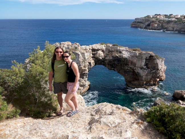 Lezení na skalní oblouk Es Pontas v Cala Santanyí, Mallorca, Baleárské ostrovy, Španělsko