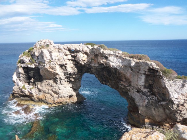 Lezení na skalní oblouk Es Pontas v Cala Santanyí, Mallorca, Baleárské ostrovy, Španělsko