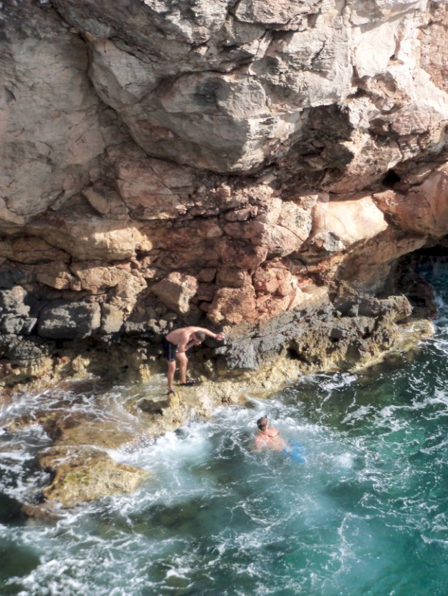 Lezení na skalní oblouk Es Pontas v Cala Santanyí, Mallorca, Baleárské ostrovy, Španělsko