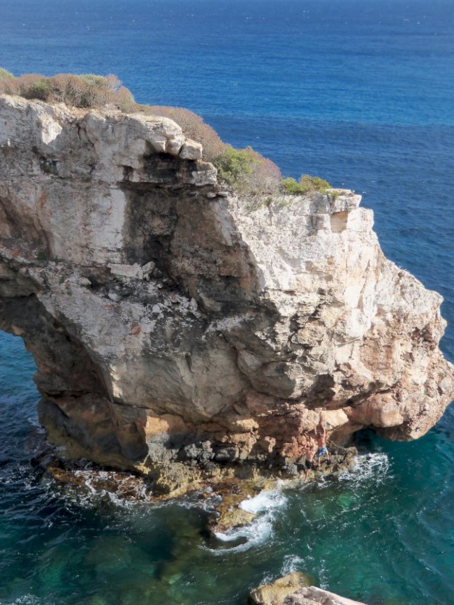 Lezení na skalní oblouk Es Pontas v Cala Santanyí, Mallorca, Baleárské ostrovy, Španělsko