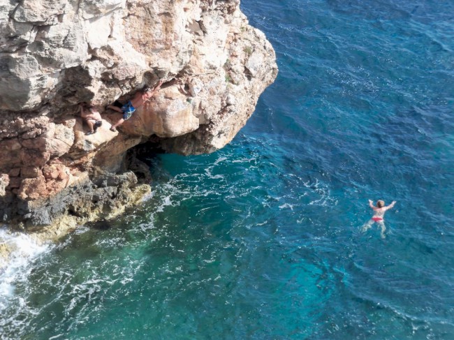 Lezení na skalní oblouk Es Pontas v Cala Santanyí, Mallorca, Baleárské ostrovy, Španělsko
