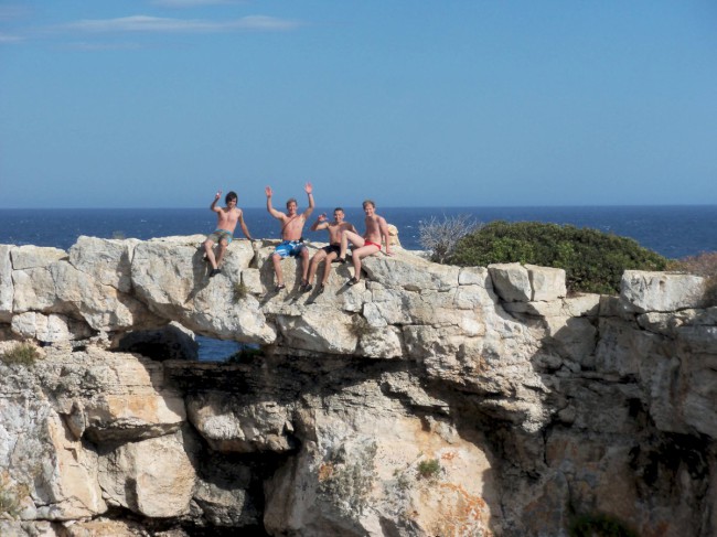 Lezení na skalní oblouk Es Pontas v Cala Santanyí, Mallorca, Baleárské ostrovy, Španělsko