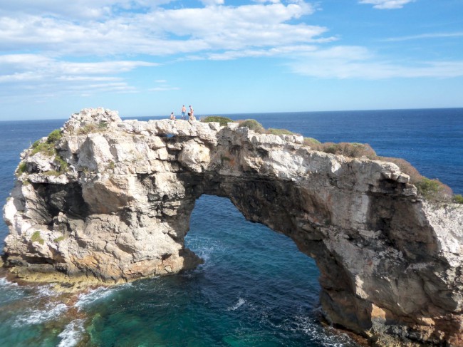 Lezení na skalní oblouk Es Pontas v Cala Santanyí, Mallorca, Baleárské ostrovy, Španělsko