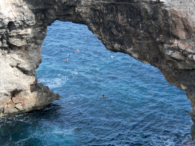 Lezení na skalní oblouk Es Pontas v Cala Santanyí, Mallorca, Baleárské ostrovy, Španělsko