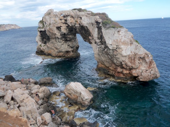 Lezení na skalní oblouk Es Pontas v Cala Santanyí, Mallorca, Baleárské ostrovy, Španělsko