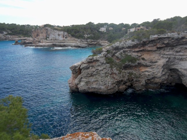 Lezení na skalní oblouk Es Pontas v Cala Santanyí, Mallorca, Baleárské ostrovy, Španělsko