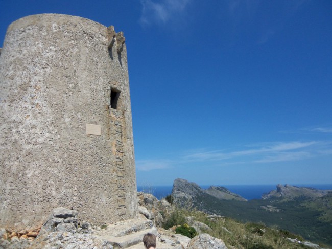 Strážní věž Talaia d'Albercuix, Cap de Formentor, Port Pollenca, Mallorca, Baleárské ostrovy, Španělsko