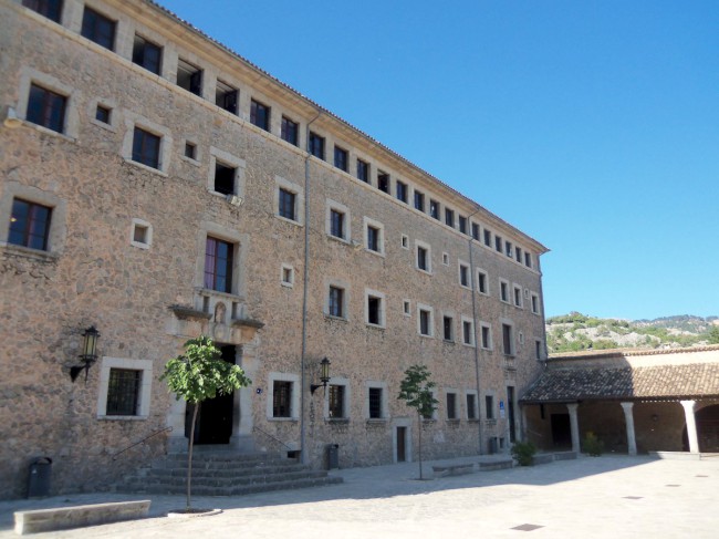 Klášter Santuari de Lluc, pohoří Serra de Tramuntana, Santuari, Mallorca, Baleárské ostrovy, Španělsko