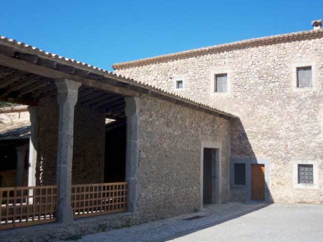 Klášter Santuari de Lluc, pohoří Serra de Tramuntana, Santuari, Mallorca, Baleárské ostrovy, Španělsko