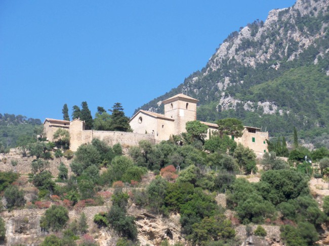 Město Deiá, pohoří Serra de Tramuntana, Mallorca, Baleárské ostrovy, Španělsko