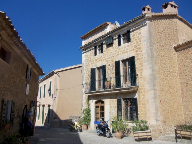 Město Deiá, pohoří Serra de Tramuntana, Mallorca, Baleárské ostrovy, Španělsko