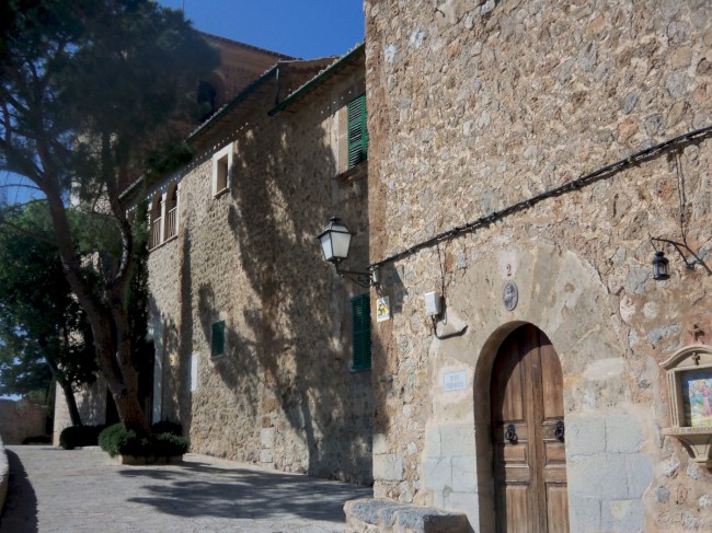 Město Deiá, pohoří Serra de Tramuntana, Mallorca, Baleárské ostrovy, Španělsko